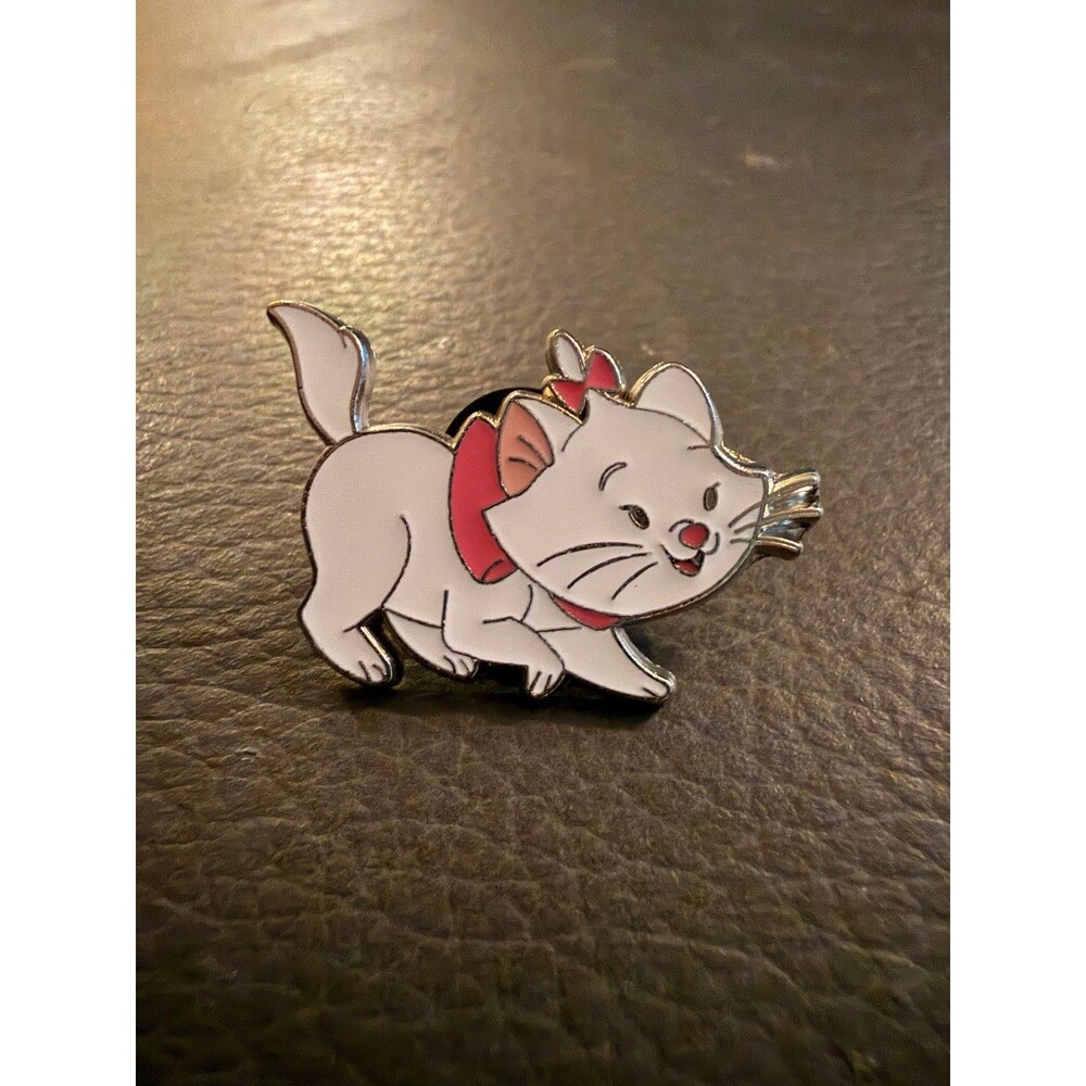 Disney Aristocats Marie walking pin